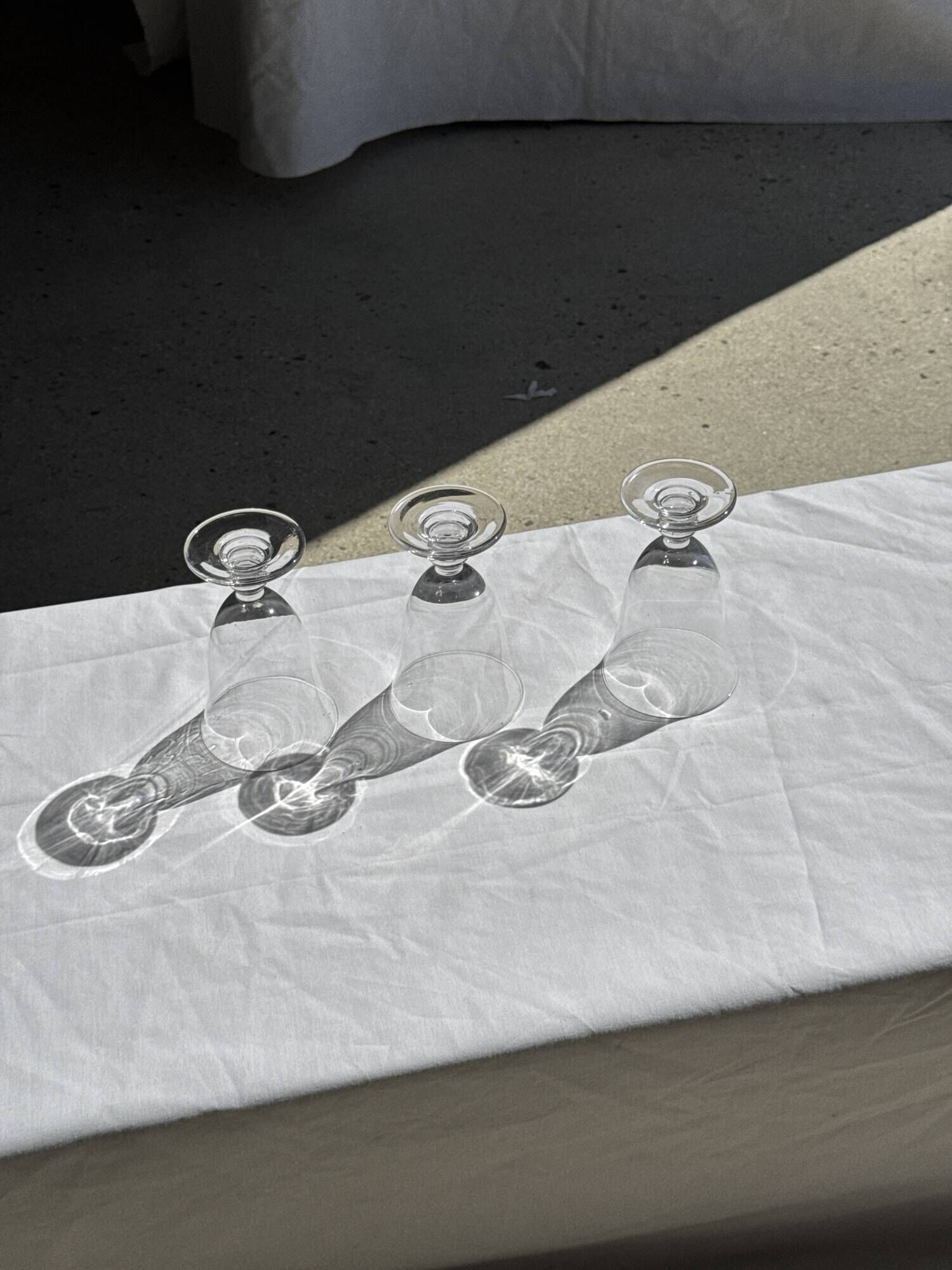 Set of 3 vintage stemmed glasses in clear glass H14 D10