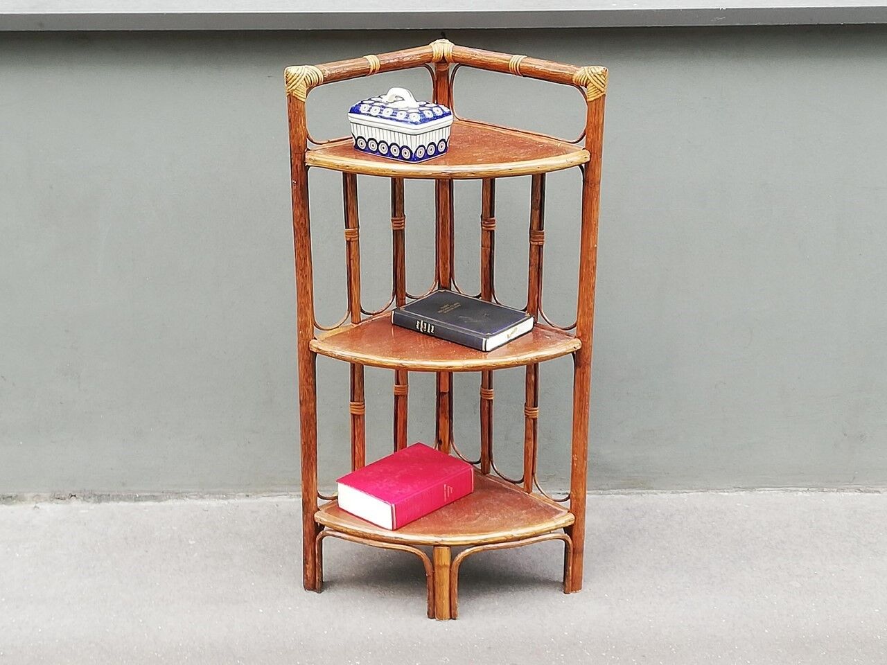 Etagère d'angle en bambou et rotin