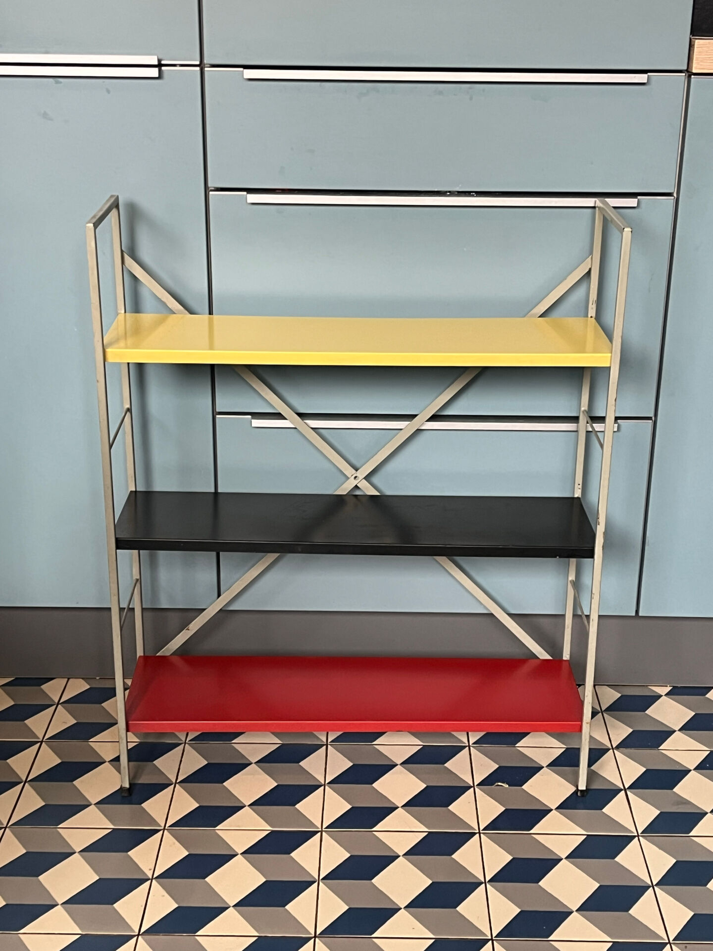 Tomado shelf to be placed