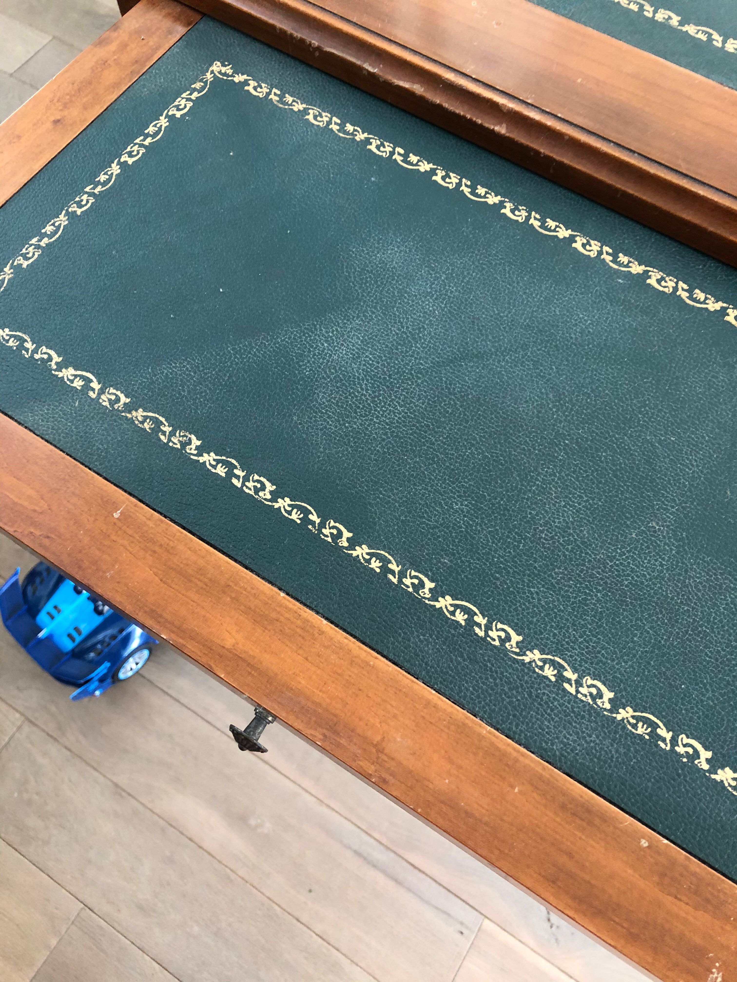 Flat mahogany veneer desk