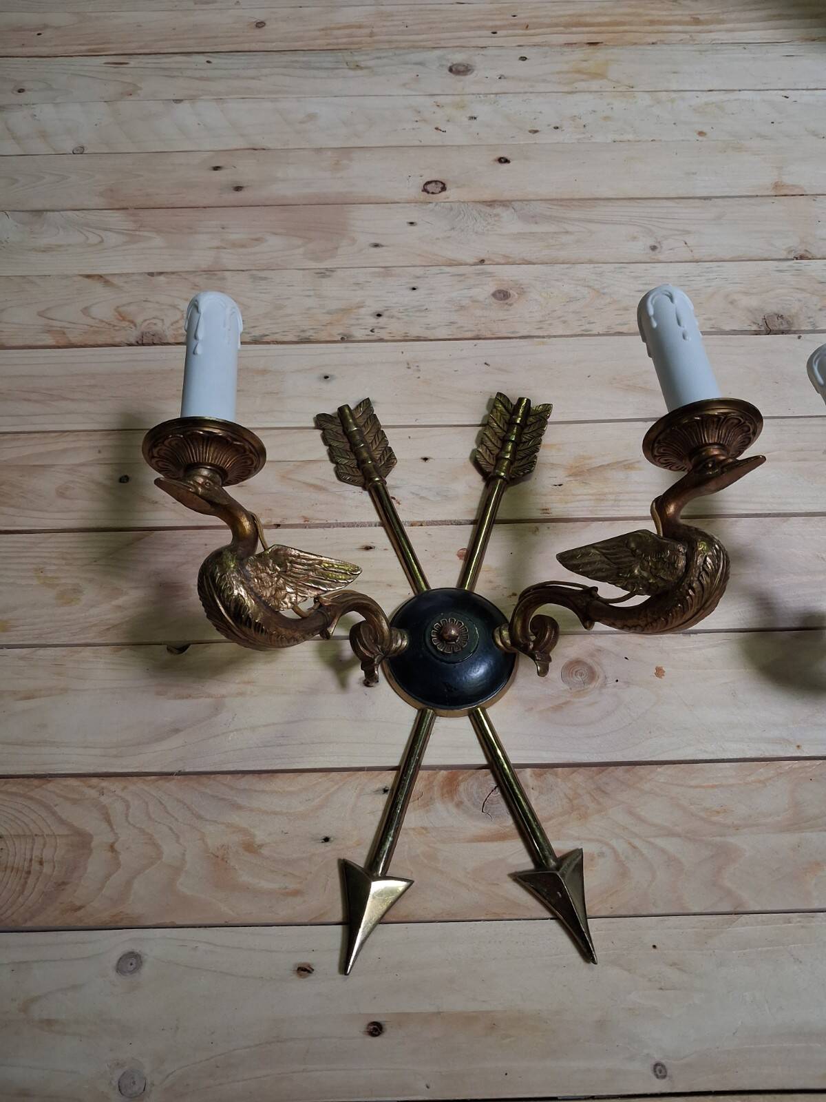 Paire d’appliques en bronze doré aux oiseaux et flèches