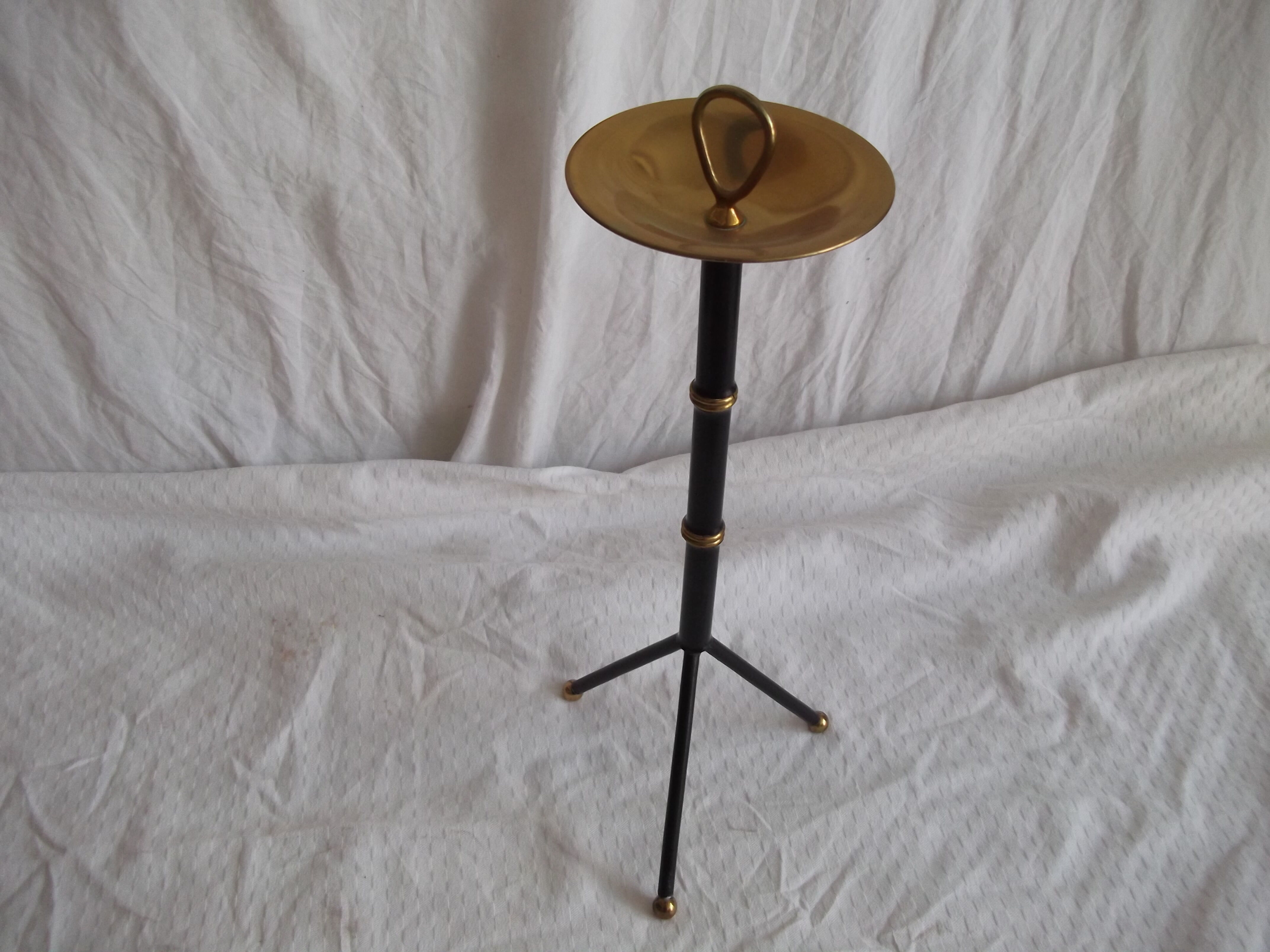 Free-standing ashtray