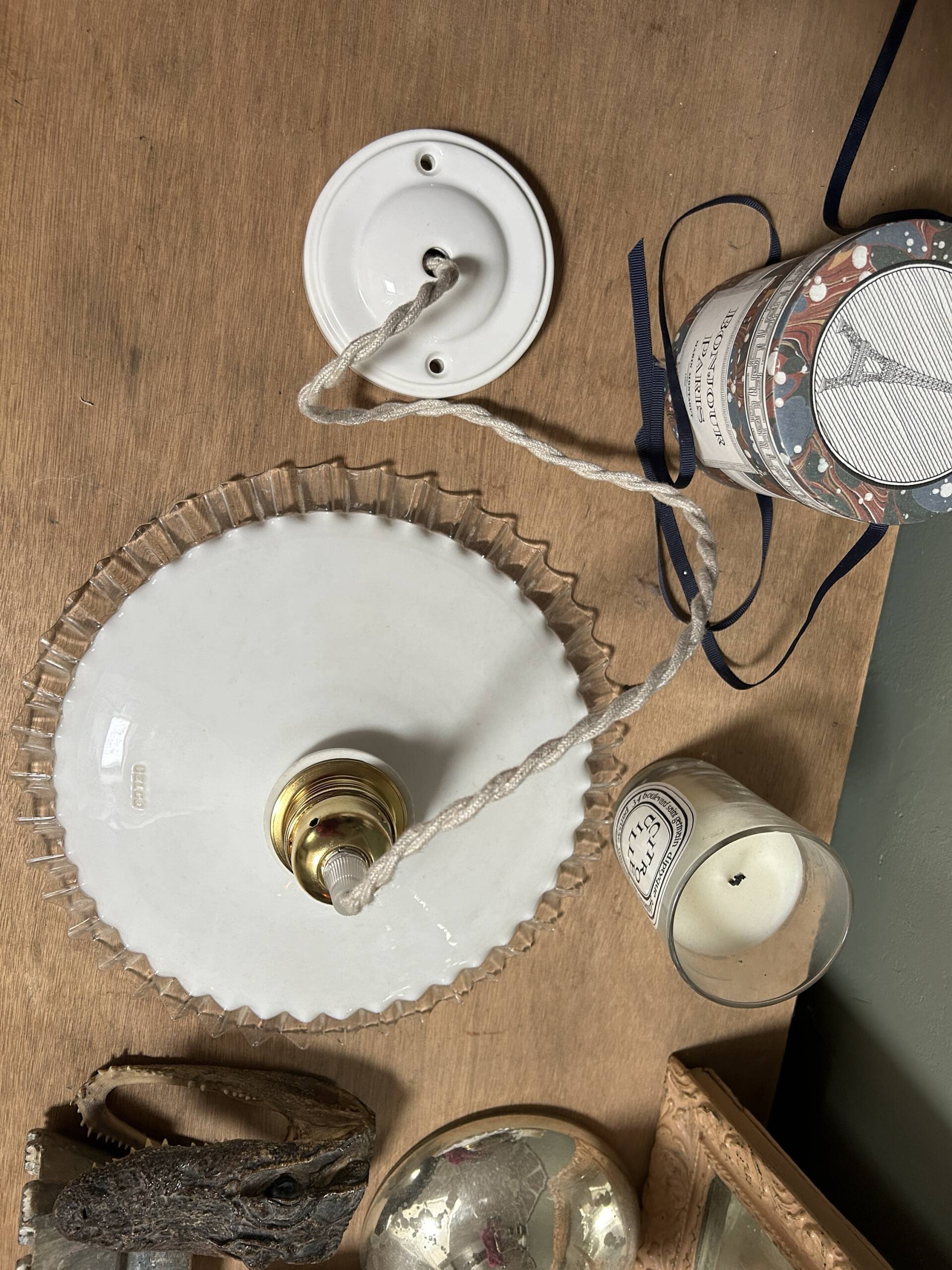 Opaline serrated lamp