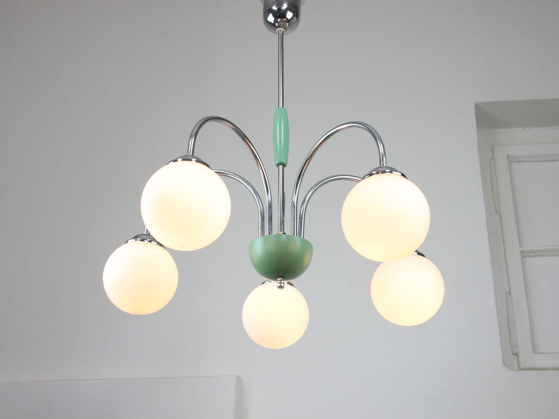 Lustre italien en chrome et opalin du milieu du siècle