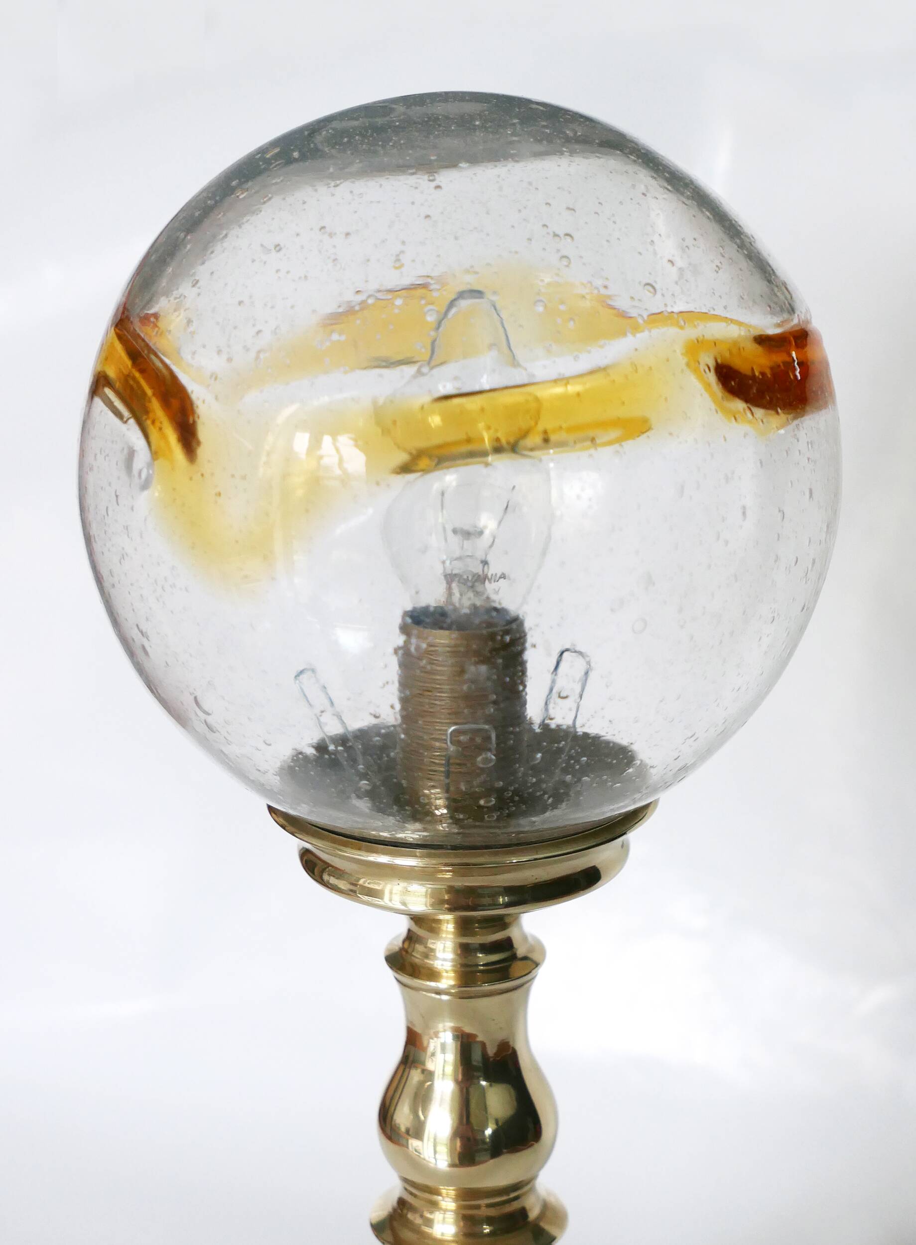 Table lamp in solid brass with a vintage 1970s glass globe.