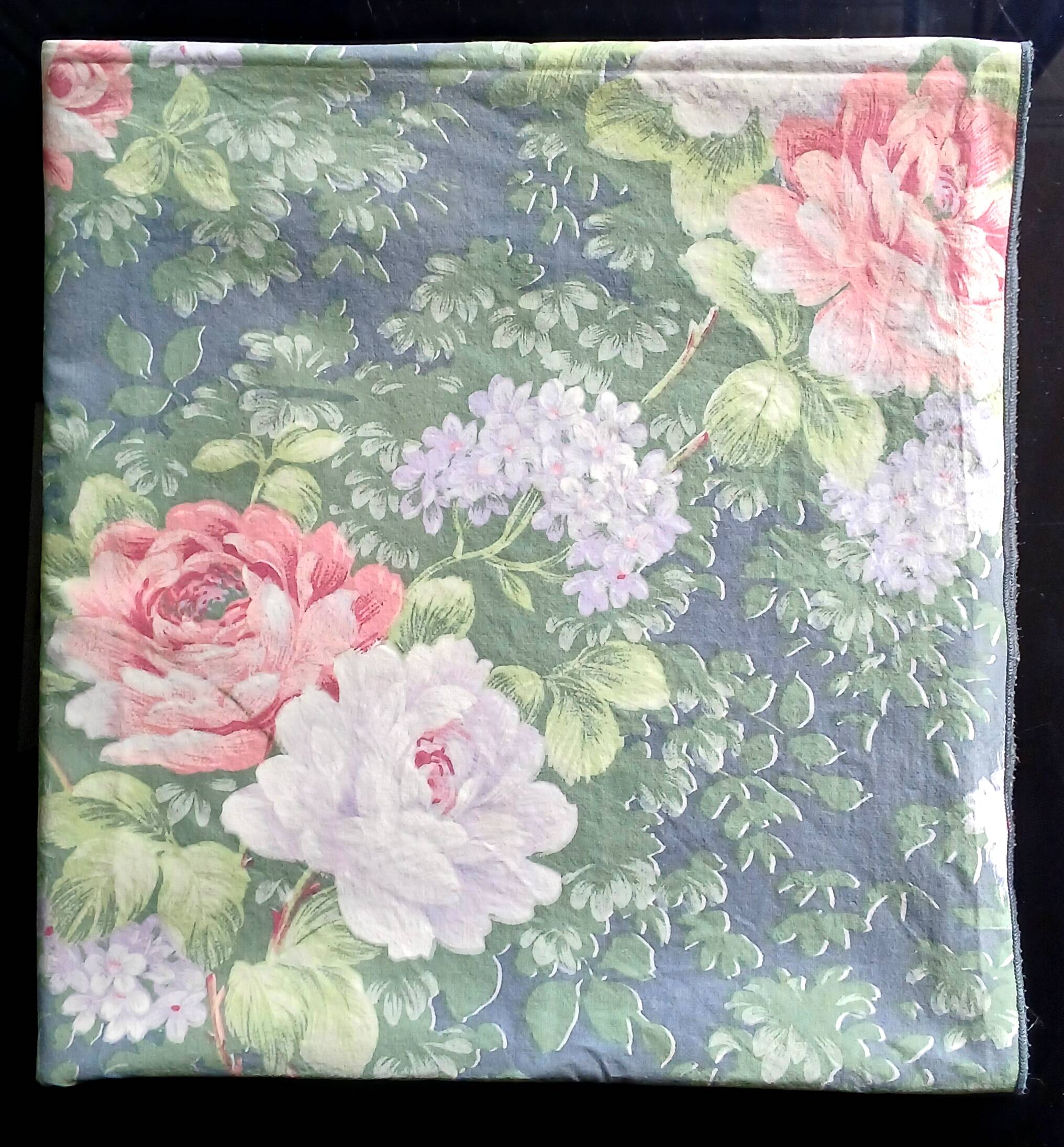Nappe "english cottage" en coton vert sauge et fleurs champêtres