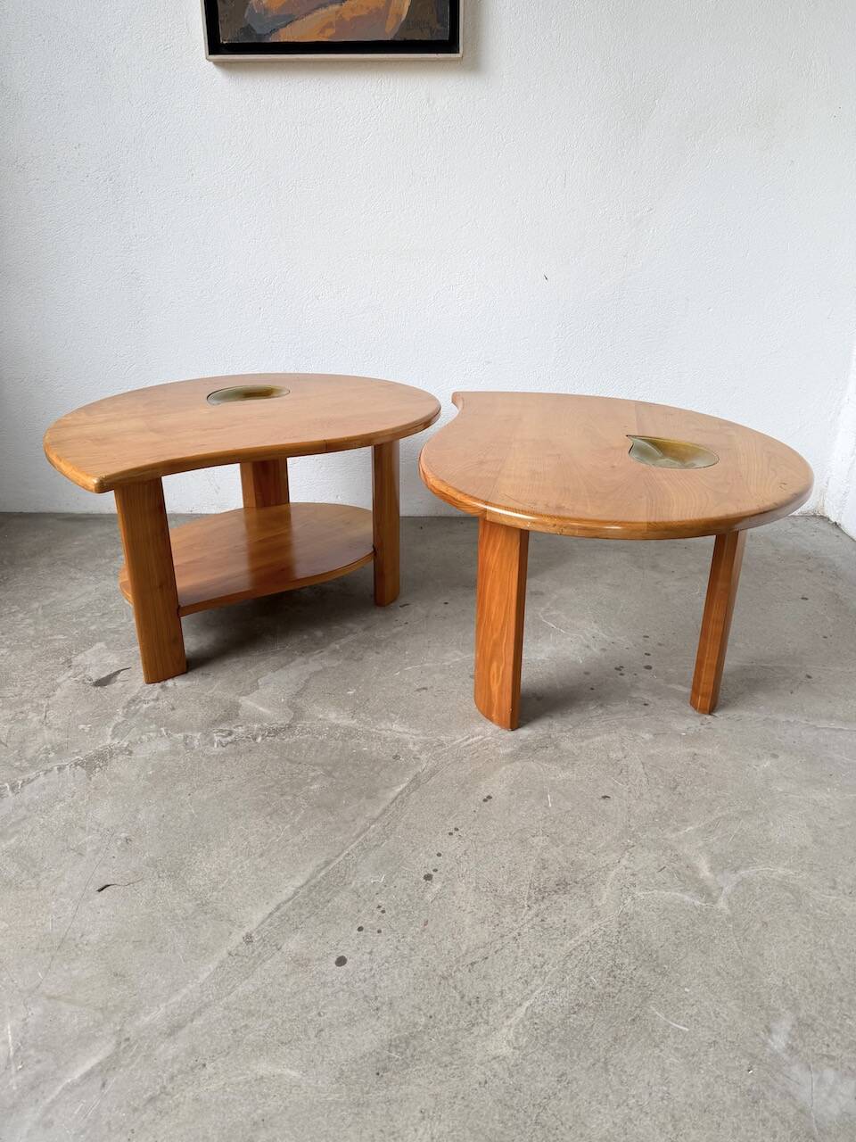 Tables basses en orme formant une goutte