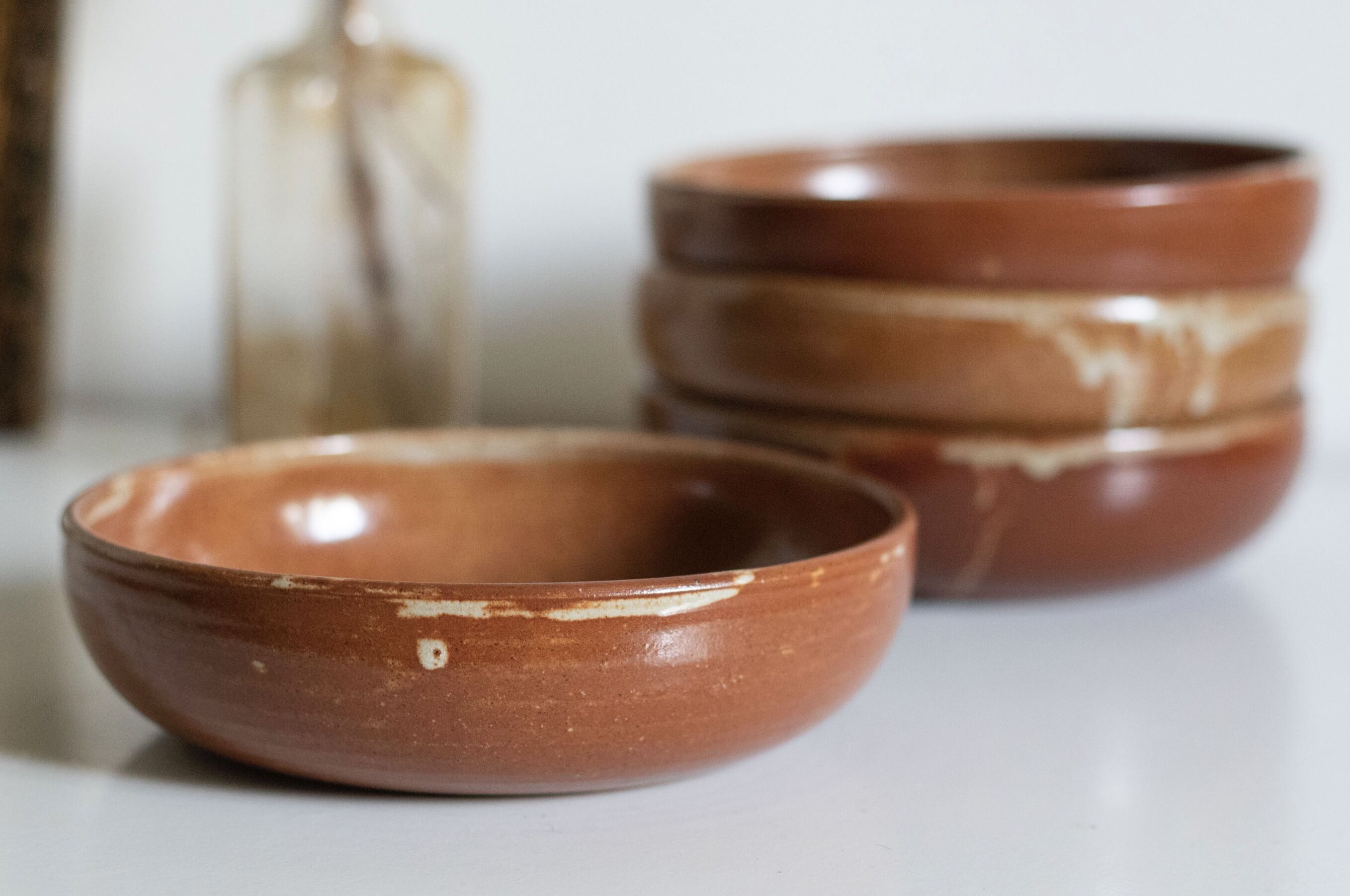 Set of 4 plates in sandstone of Saint Amand signed