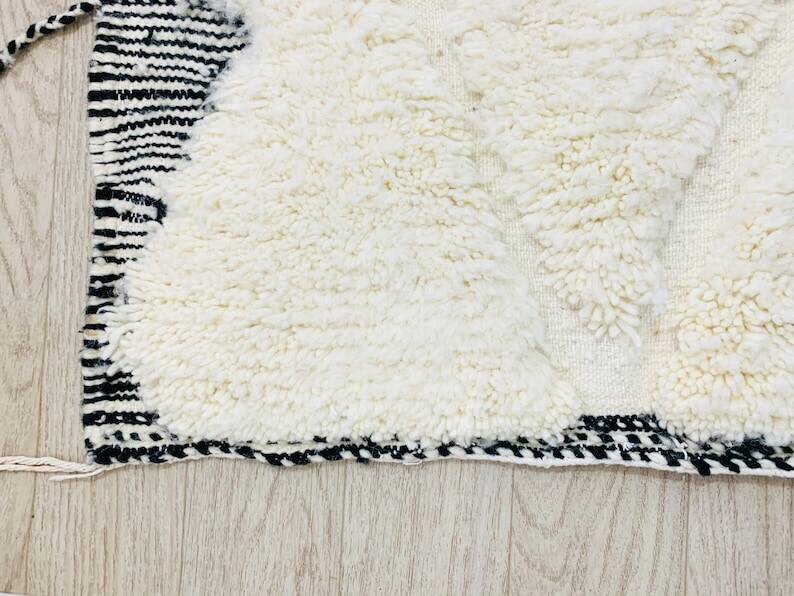 Handmade Moroccan rug in natural wool 250cm x 150cm