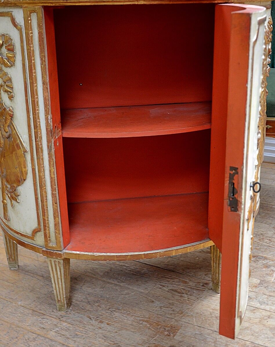 Paire de cabinets  italiens demi-lune