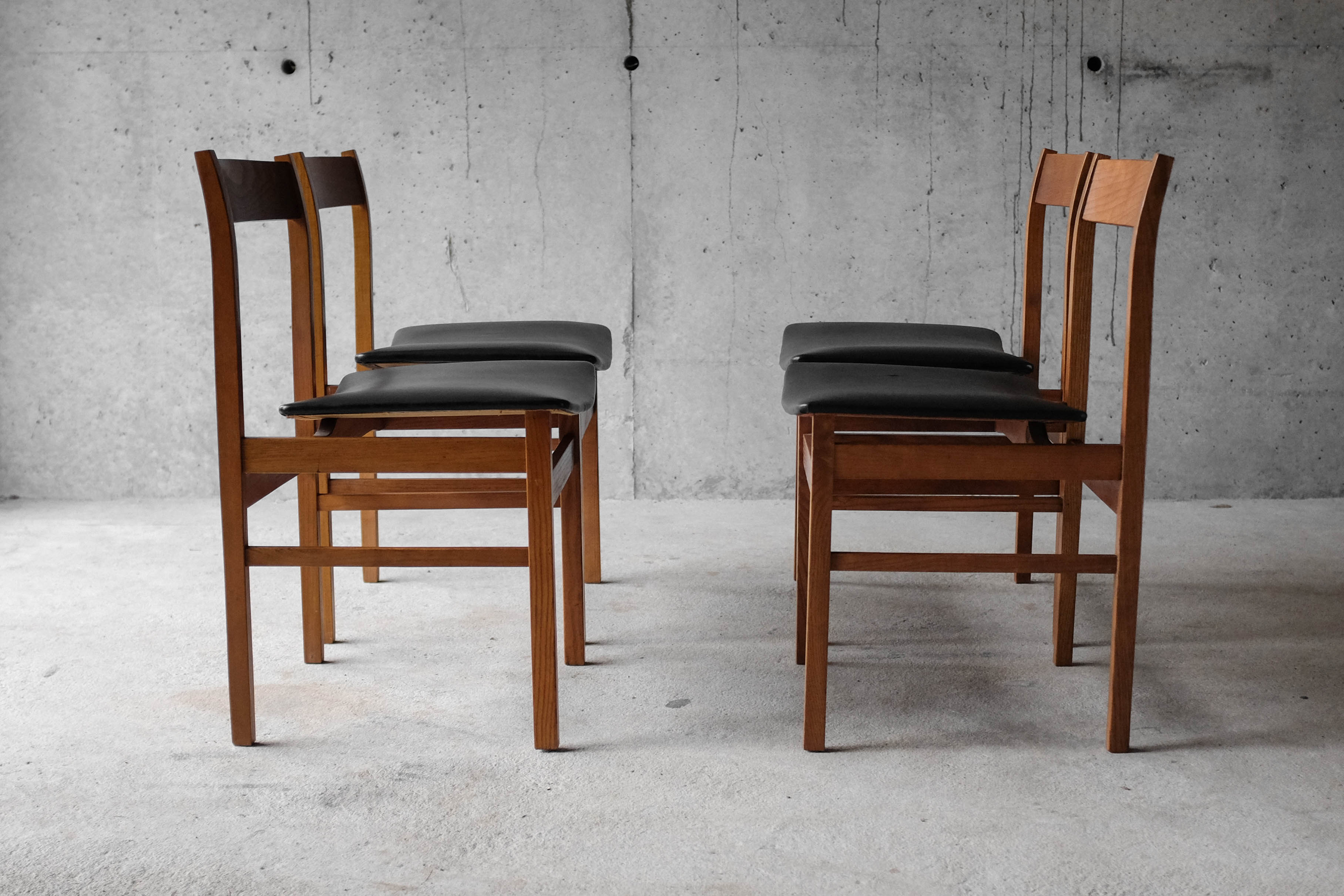 Table and 4 chairs 60