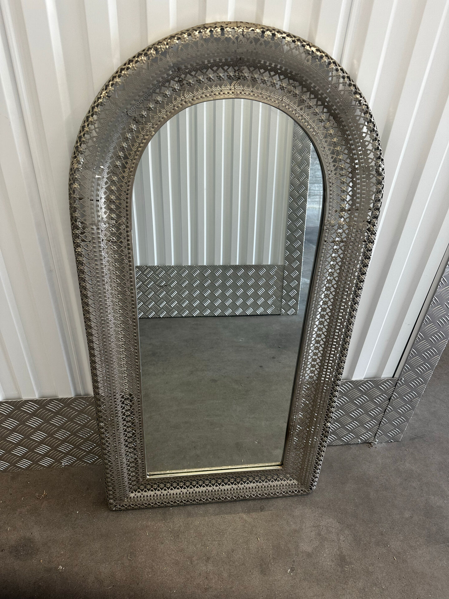 Large oriental mirror in pierced metal - H 116 cm