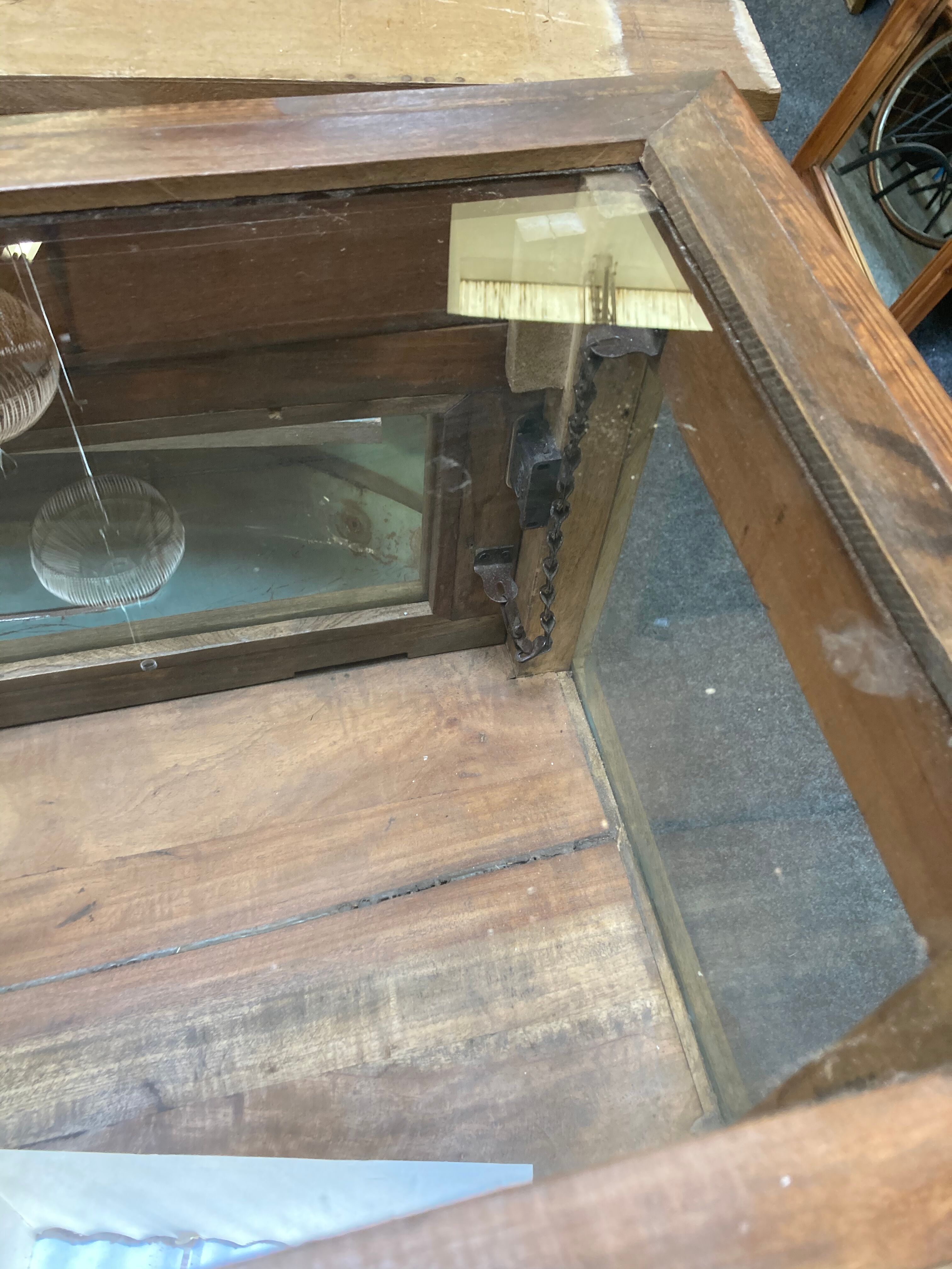 Vitrine comptoir en bois exotique