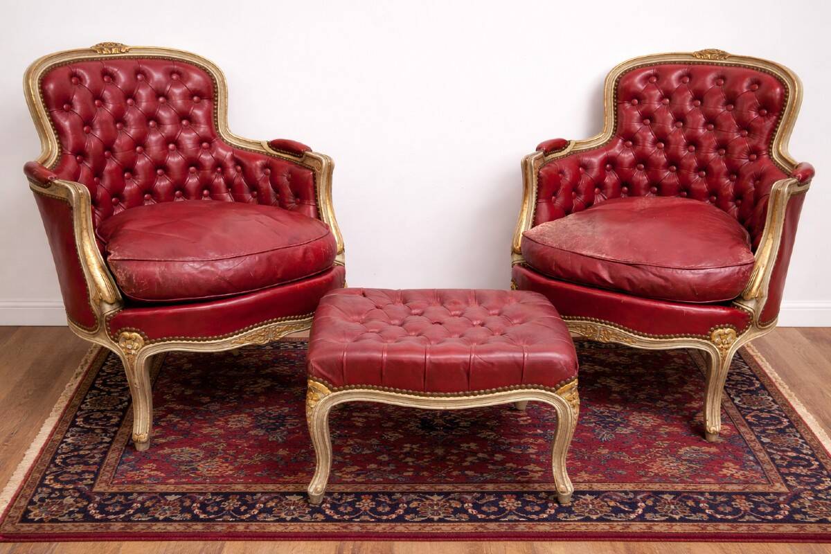 Paire de bergères et repose-pieds style Louis XV en bois sculpté laqué et doré