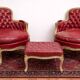 Paire de bergères et repose-pieds style Louis XV en bois sculpté laqué et doré