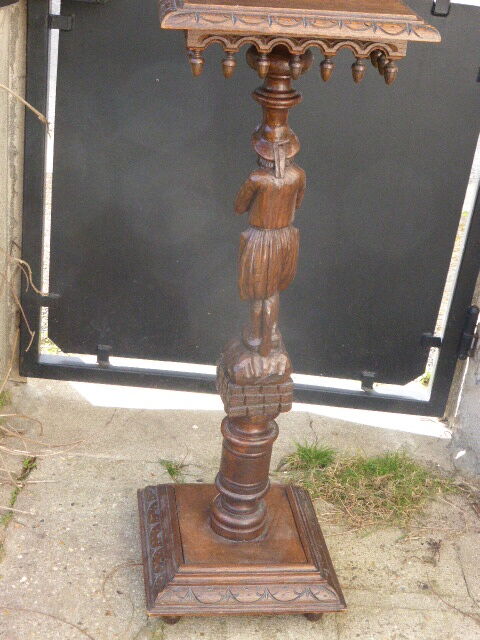 Wooden saddle with statuette, Breton figure, ancient and chiseled, Henri II style