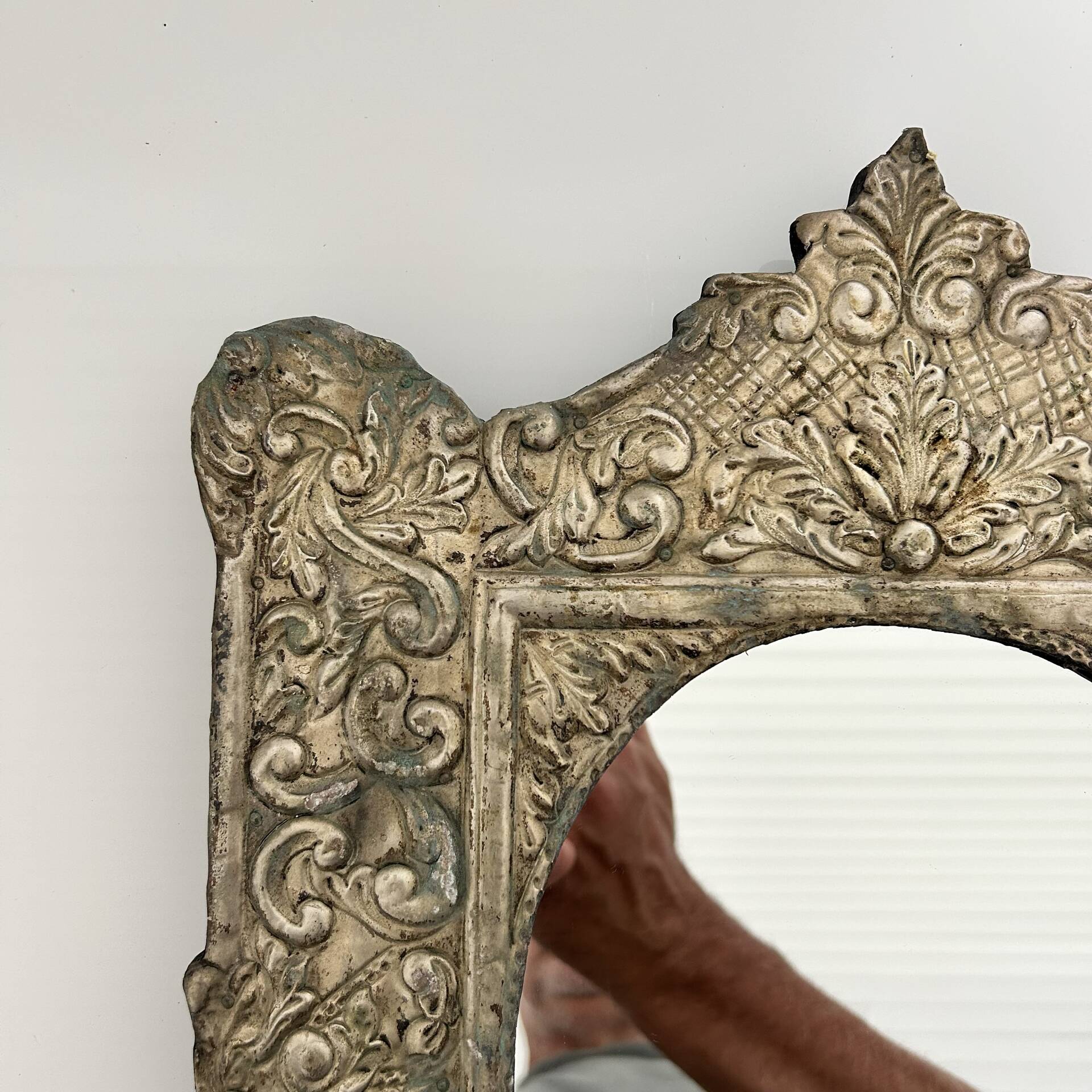 Baroque mirror in repoussé brass