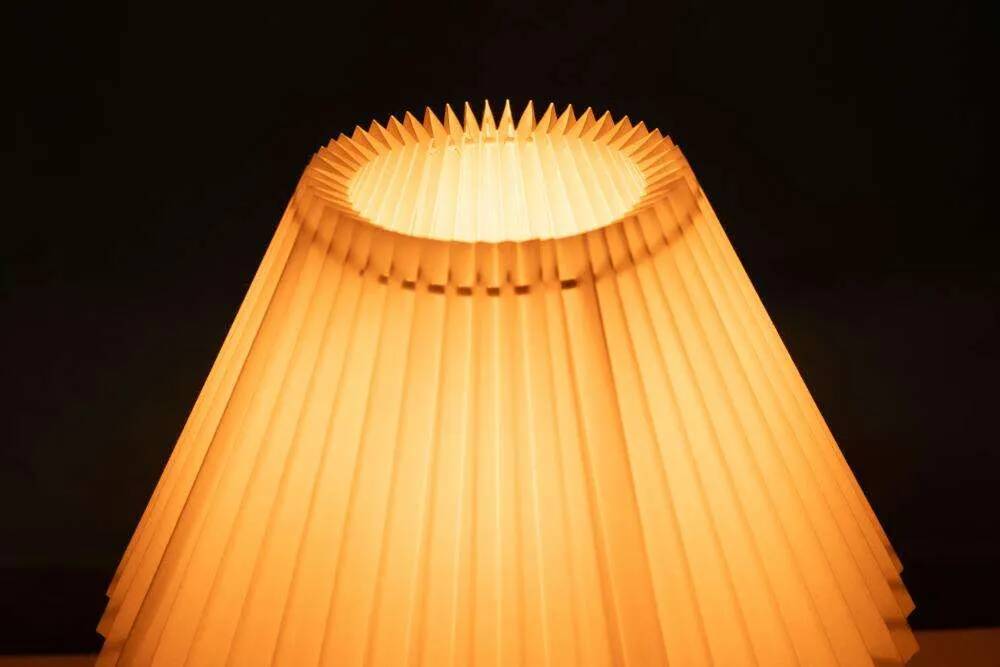 Vintage table lamp in woven ceramic Regency style.