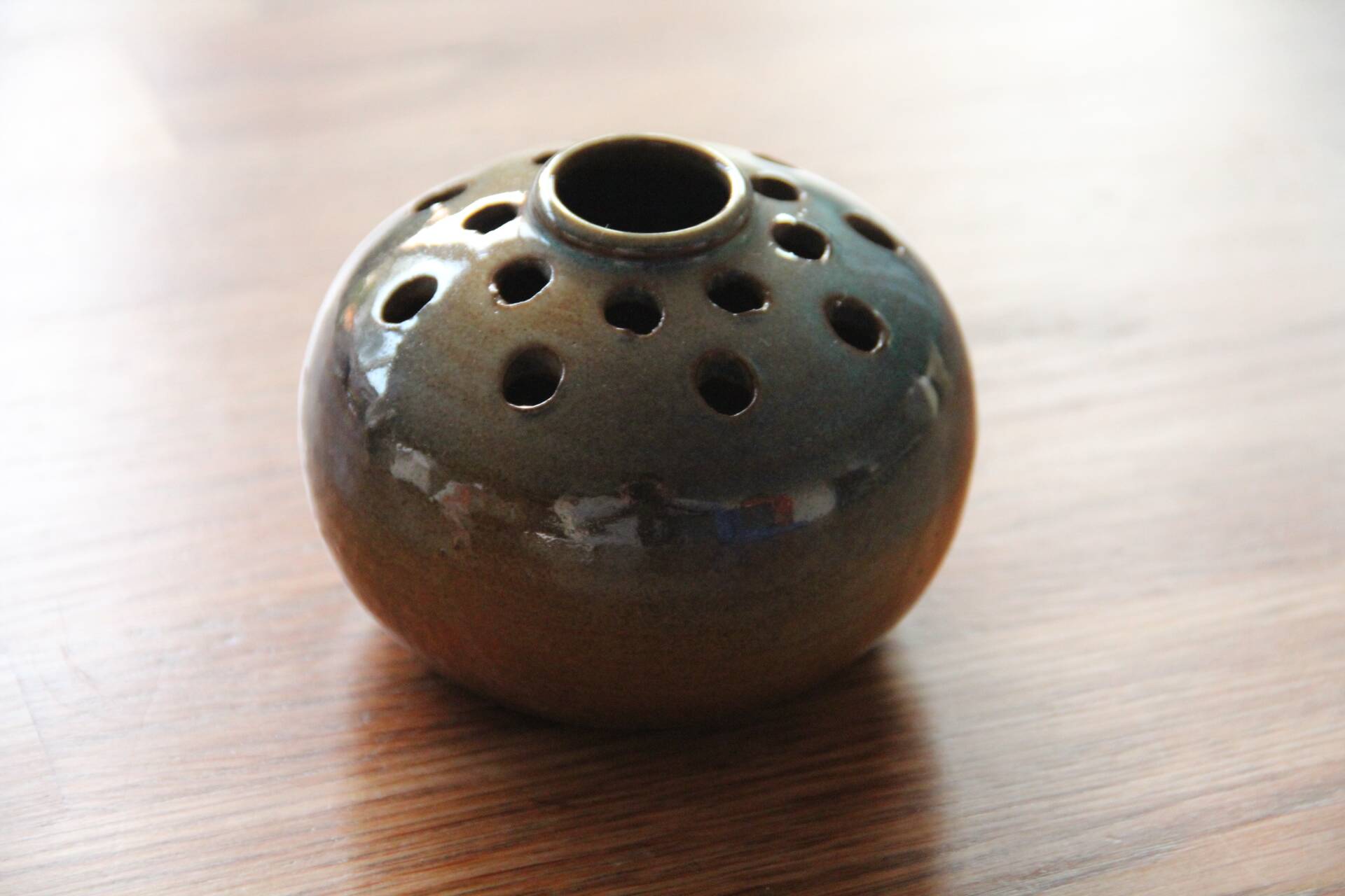 Boule pique-fleur en grès Accolay