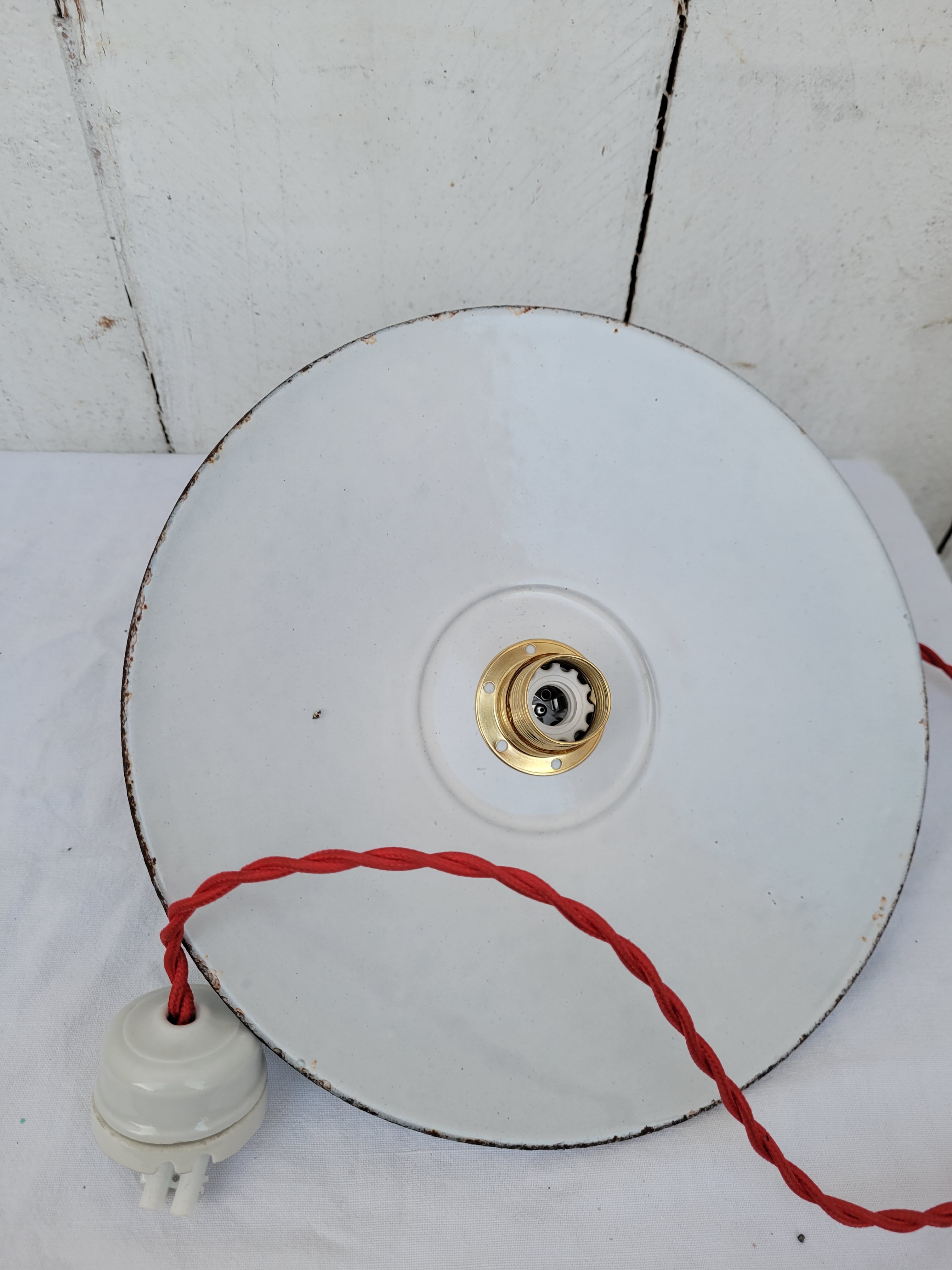 Suspension in green and white enamelled sheet metal