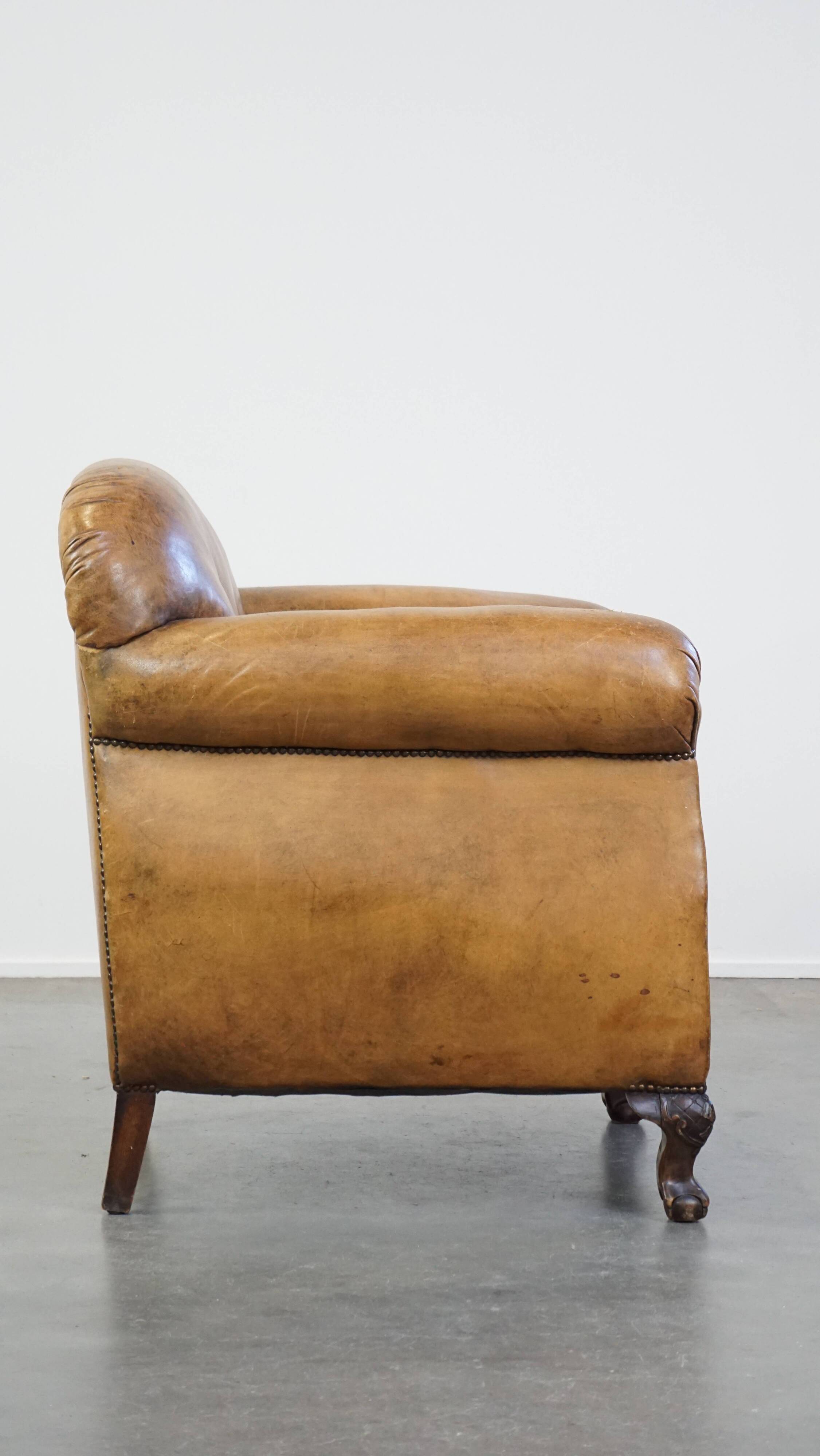 Fauteuil ancien en cuir de mouton