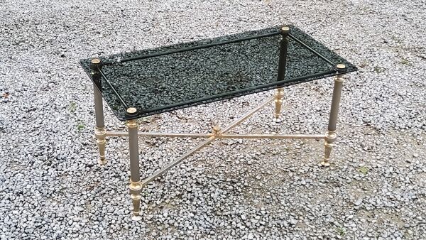 Table basse des années 70 de style néo-classique piètement métal doré et chromé plateau verre fumé