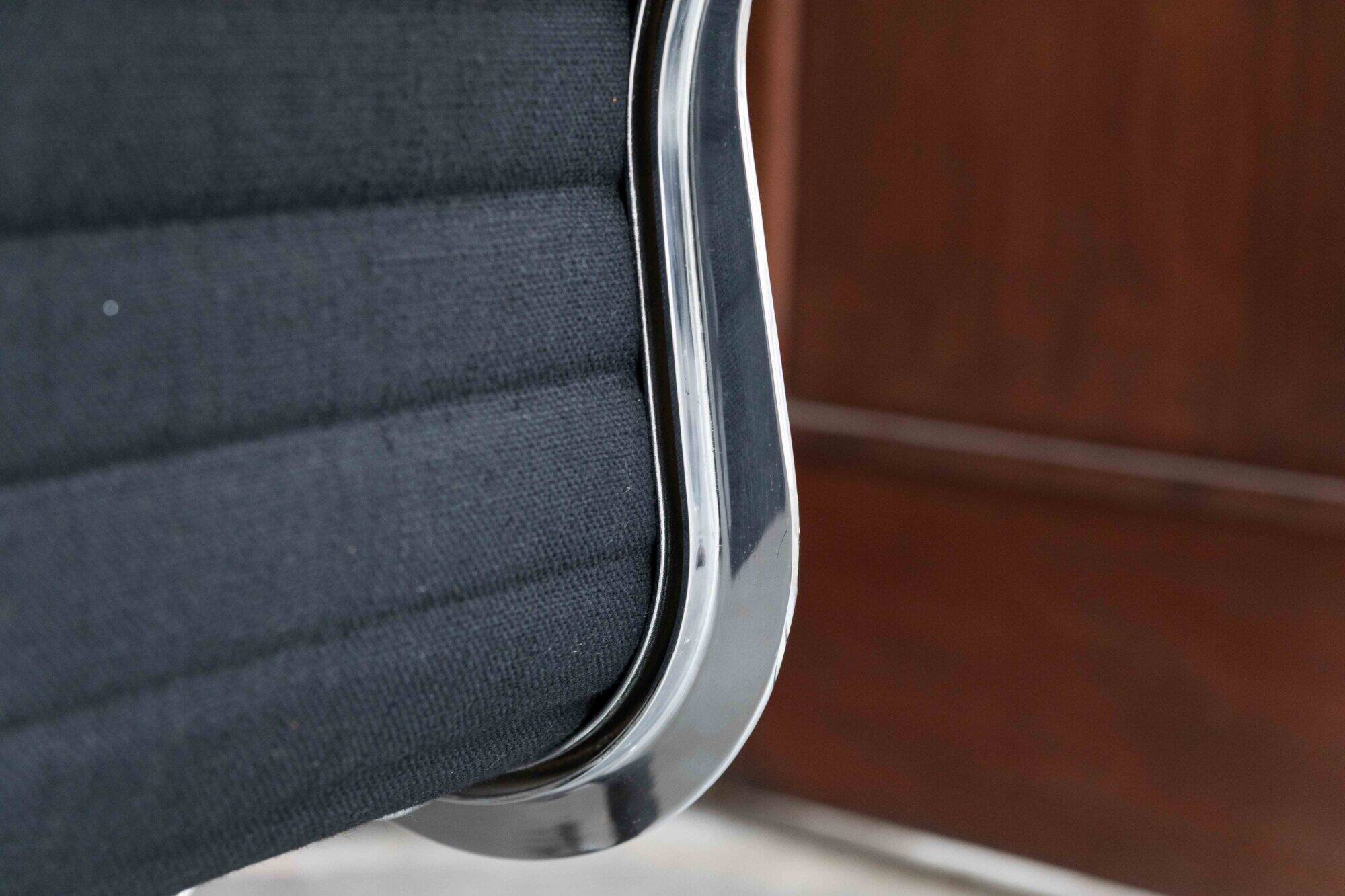 Ensemble de 6 chaises d'appoint ‘EA 105’ par Charles et Ray Eames