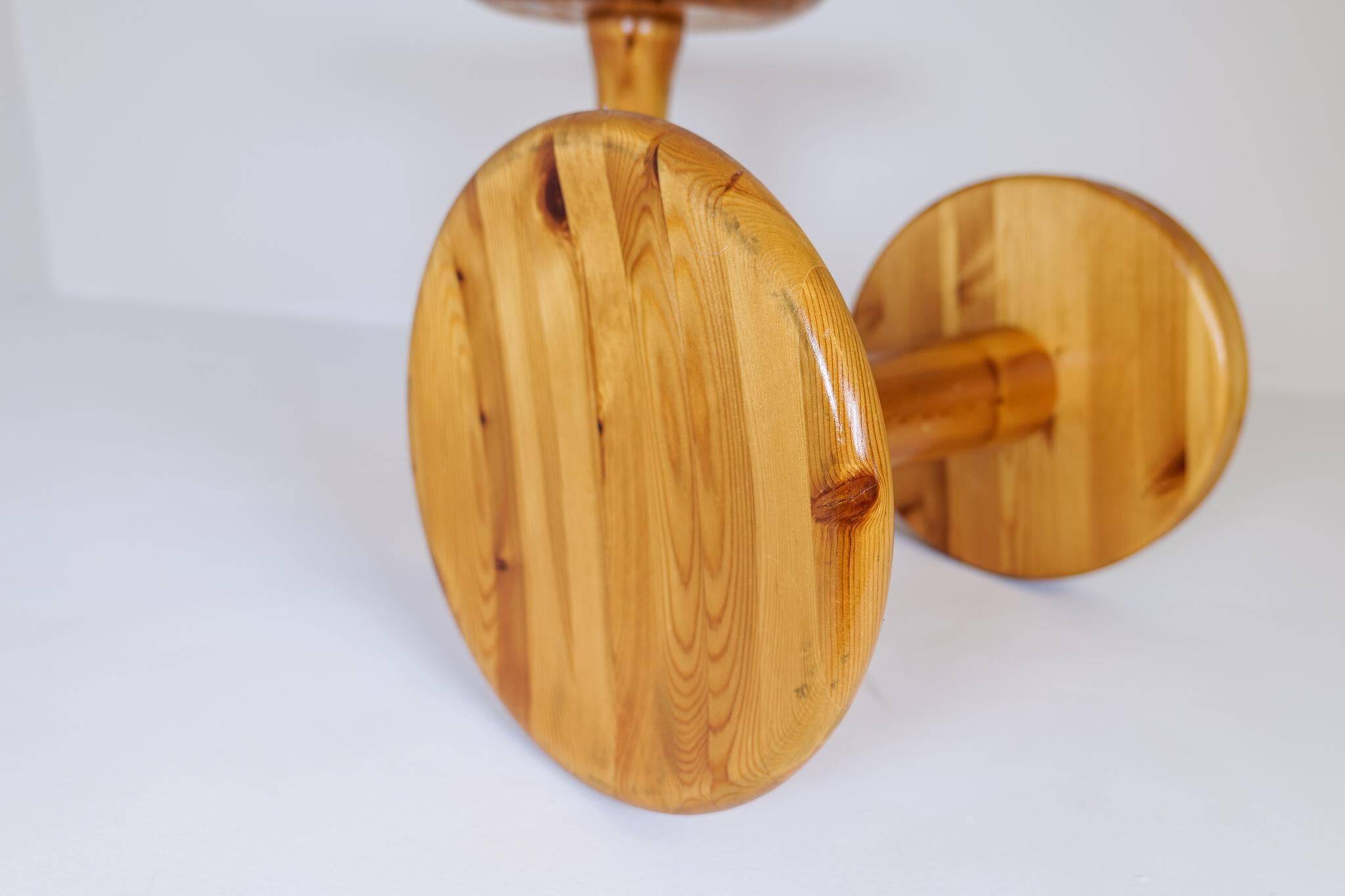 Pair of modern minimalist Scandinavian stools in pine, Sweden, 1970s.