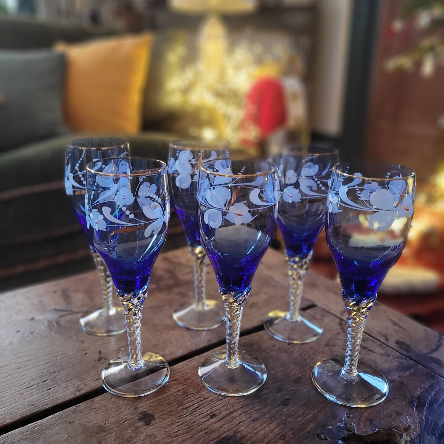 6 verres à pied d'art, bleu cobalt émaillé et doré