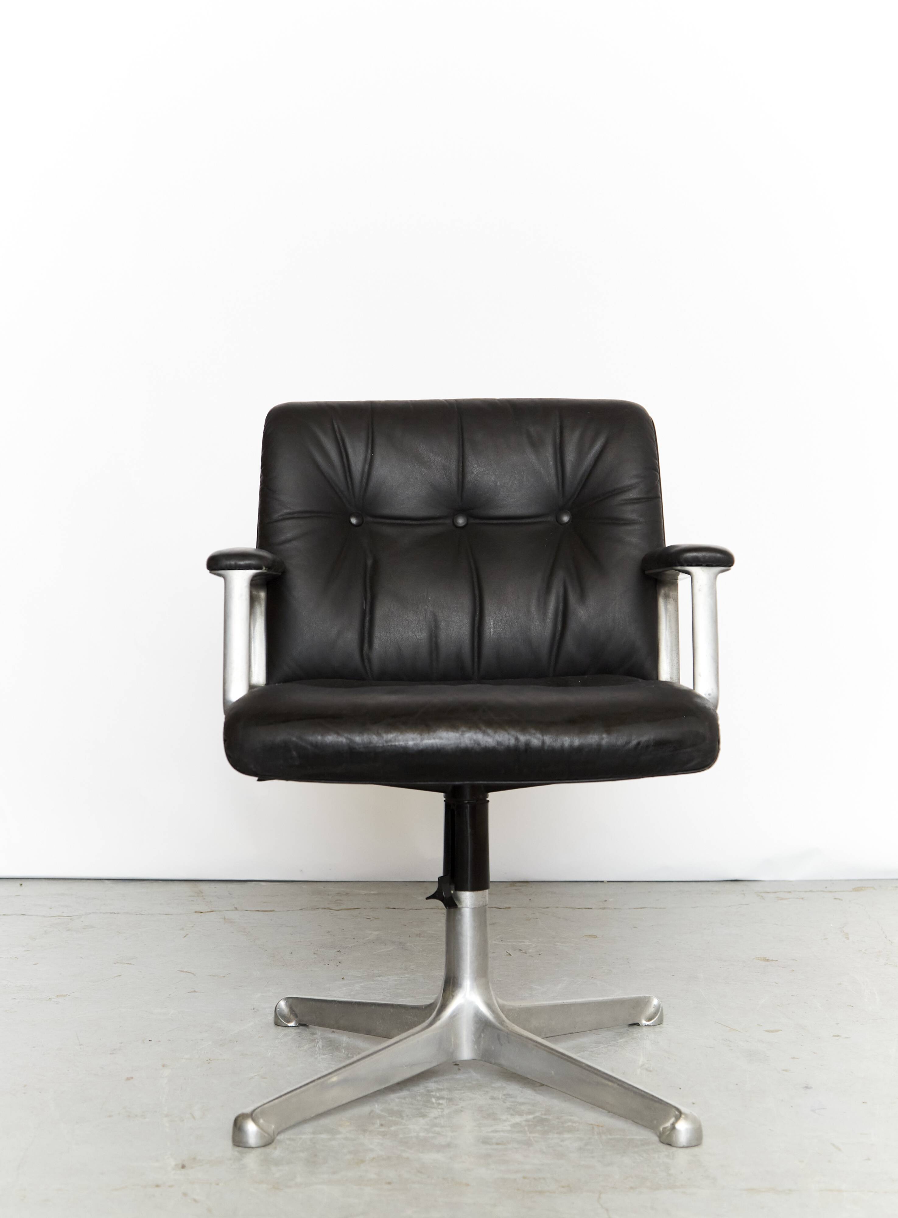 Osvaldo Borsani swivel Chair P125 for Tecno Milano