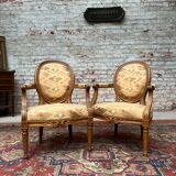 Paire de fauteuils médaillon en bois naturel de style Louis XVI