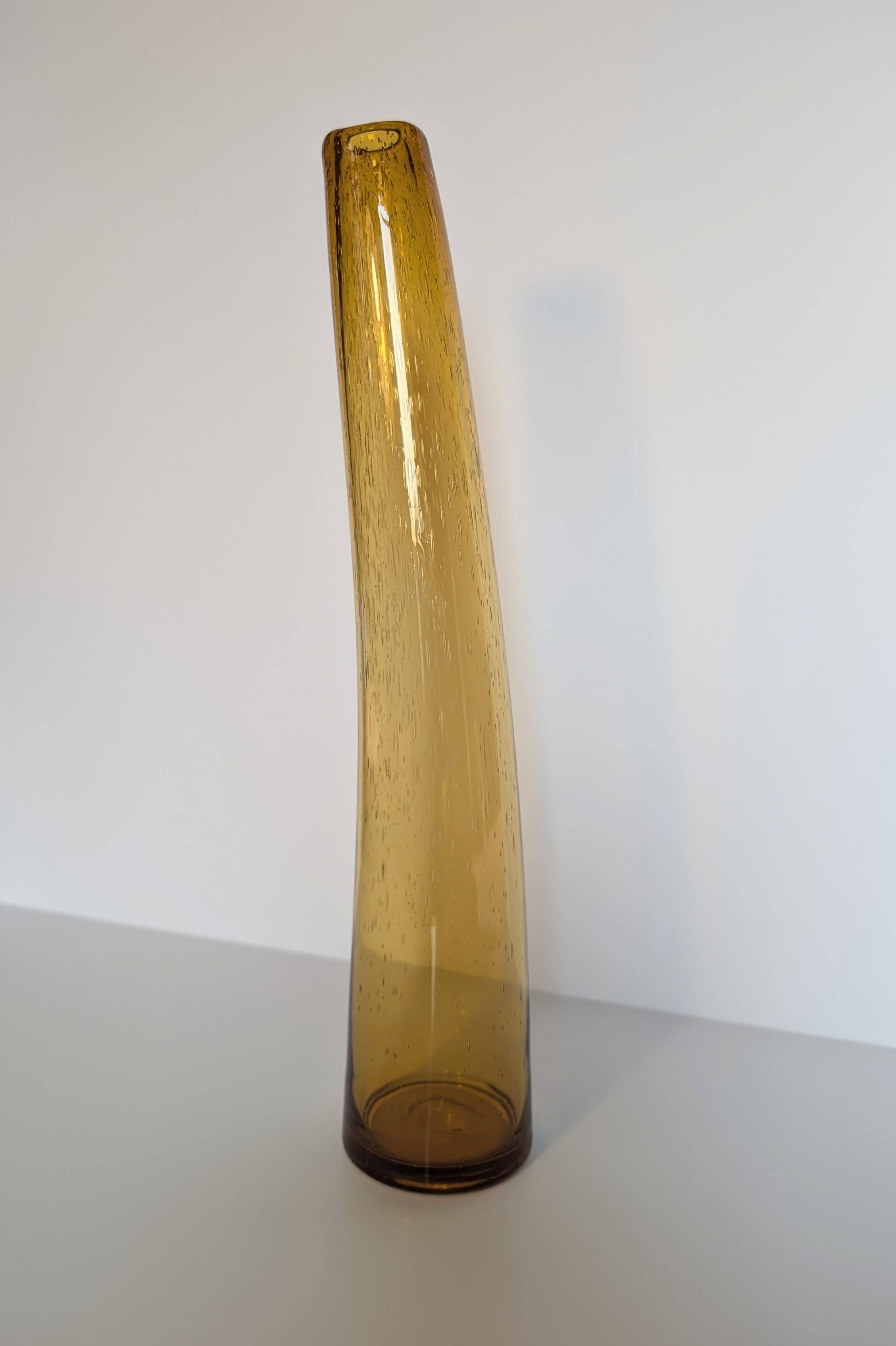 Curved bubble vase