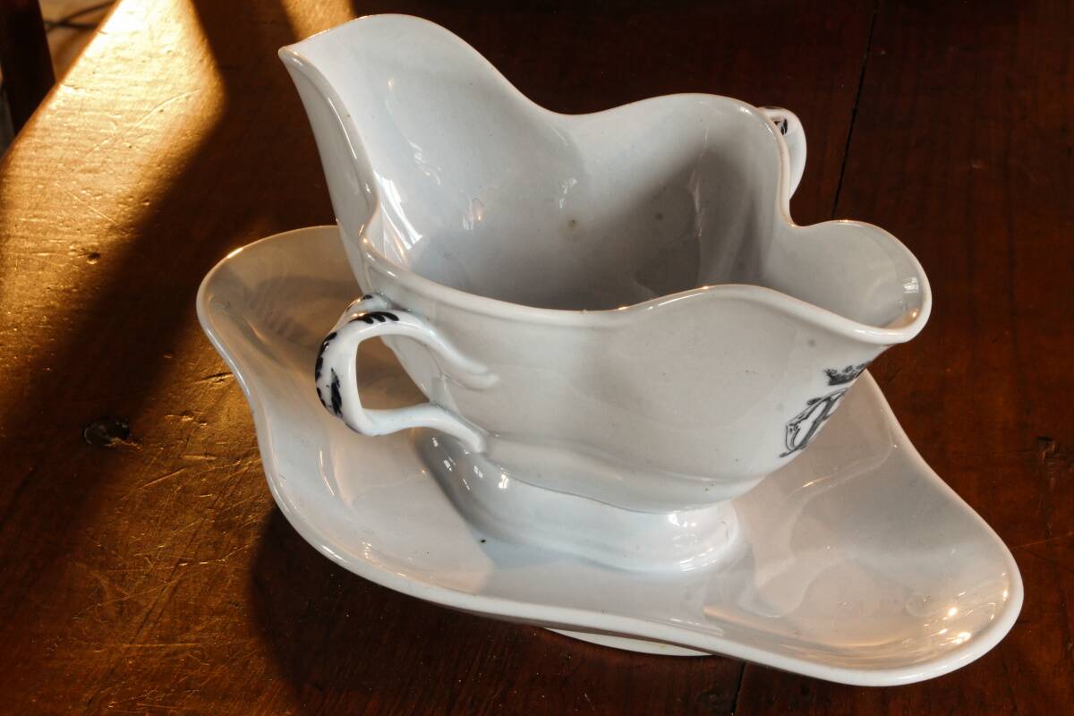 English earthenware service, CP monogram, ducal crown, 109 pieces