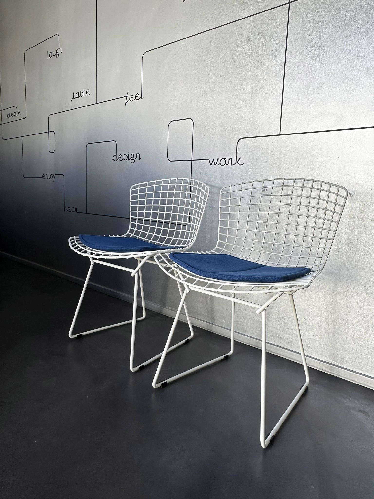 Pair of dining chairs 420 by Harry Bertoia for Knoll International, 1970s.