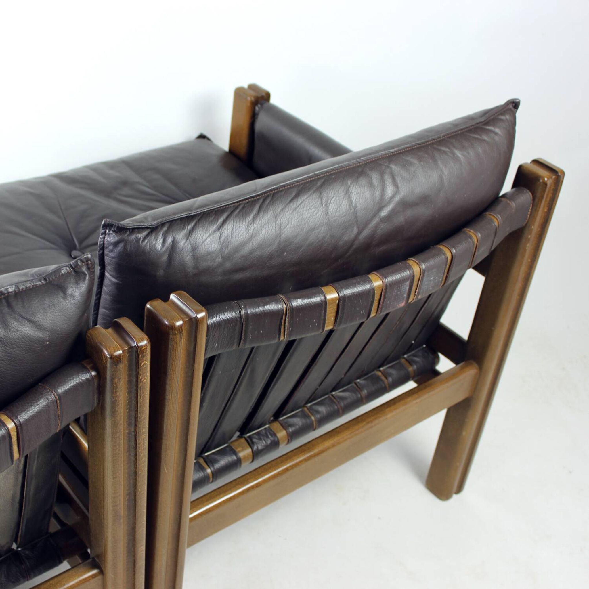 Canapé deux places en noyer et cuir par Boris Hála pour Ton, 1986