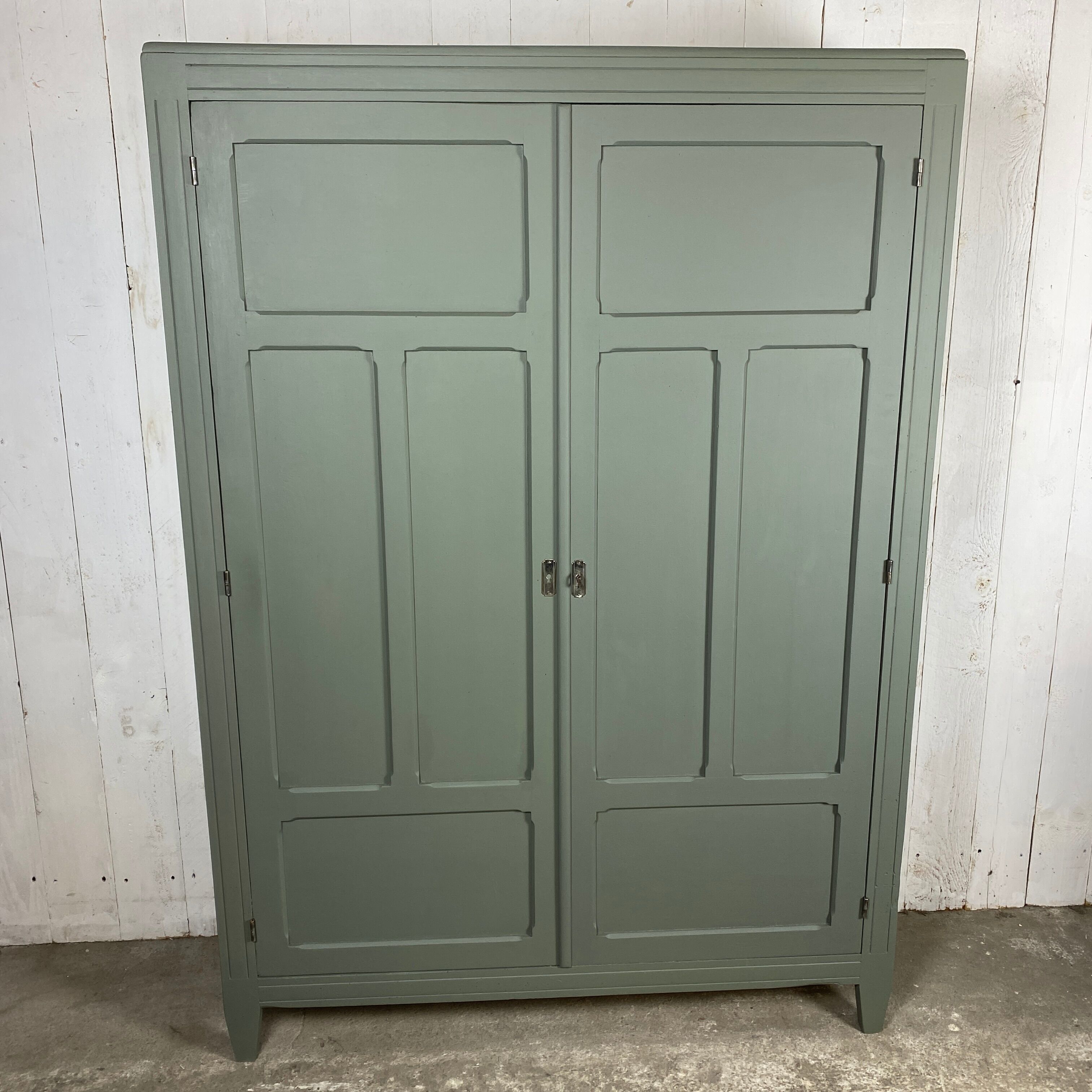 Armoire parisienne vert sauge