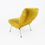 Fauteuil moutarde par Pelfran