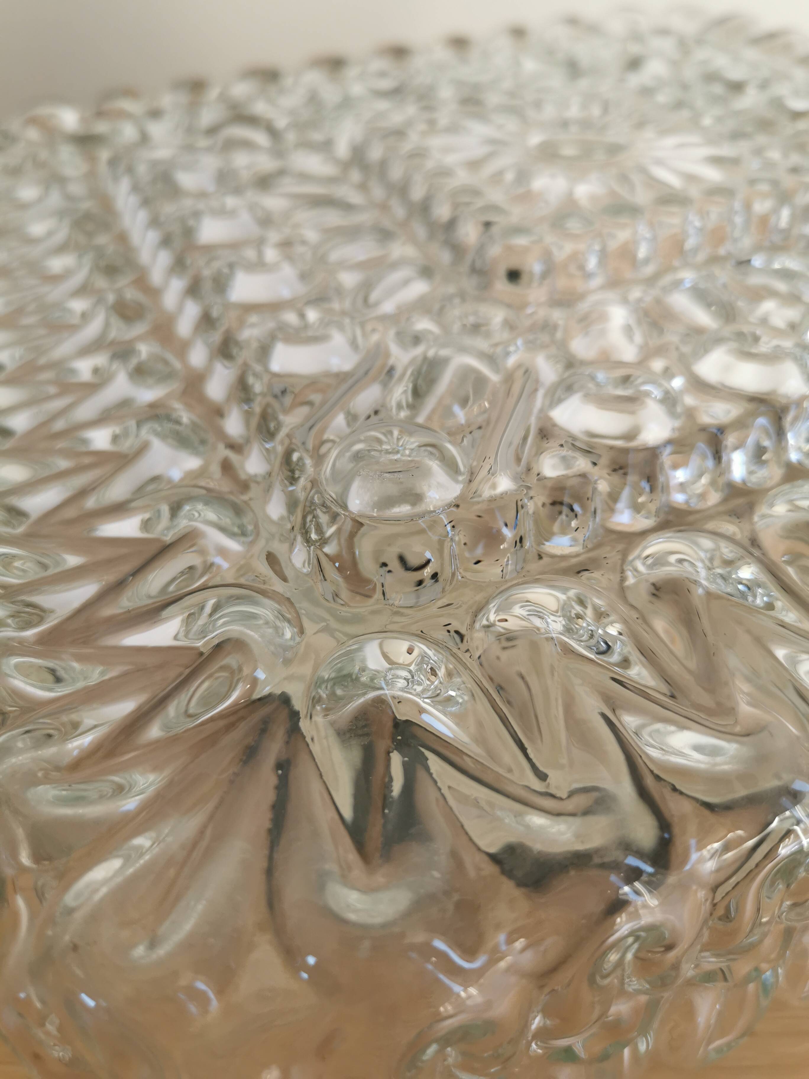 Plafonnier vintage en verre gaufré : éclairage rétro des années 1970