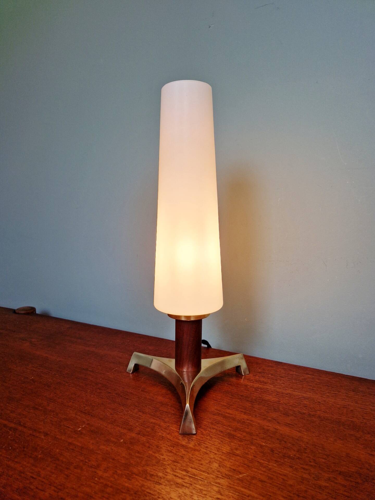 Lampe de table tripode en laiton et teck avec une bobèche tubulaire en opaline blanche satinée, design scandinave, années 1960.