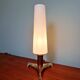 Lampe de table tripode en laiton et teck avec une bobèche tubulaire en opaline blanche satinée, design scandinave, années 1960.