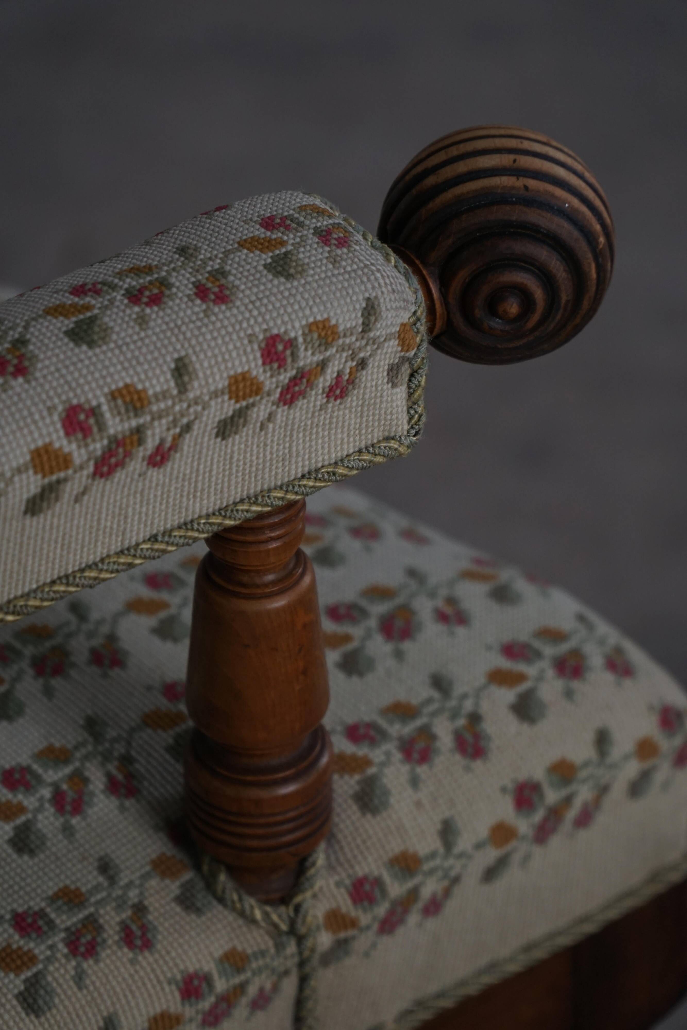 Fauteuil danois moderne en bois tourné avec tissu floral, début du XXe siècle