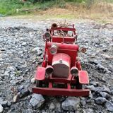 Camion de pompier américain de 1930 en acier tole avev tous ses accessoires lance à eau,