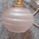 Plafonnier ou baladeuse  vintage avec globe en verre rose