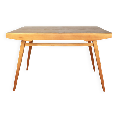 Table extensible en bois conçue par Jiri Jiroutek