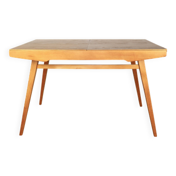 Table extensible en bois conçue par Jiri Jiroutek