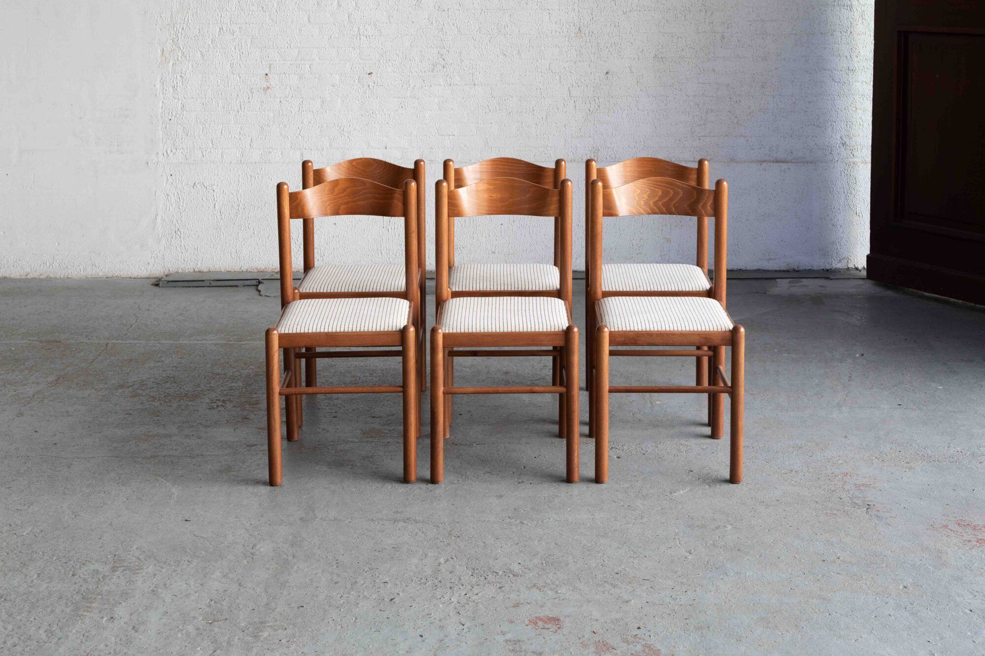 Ensemble de 6 chaises de salle à manger dans le style de Vico Magistretti.