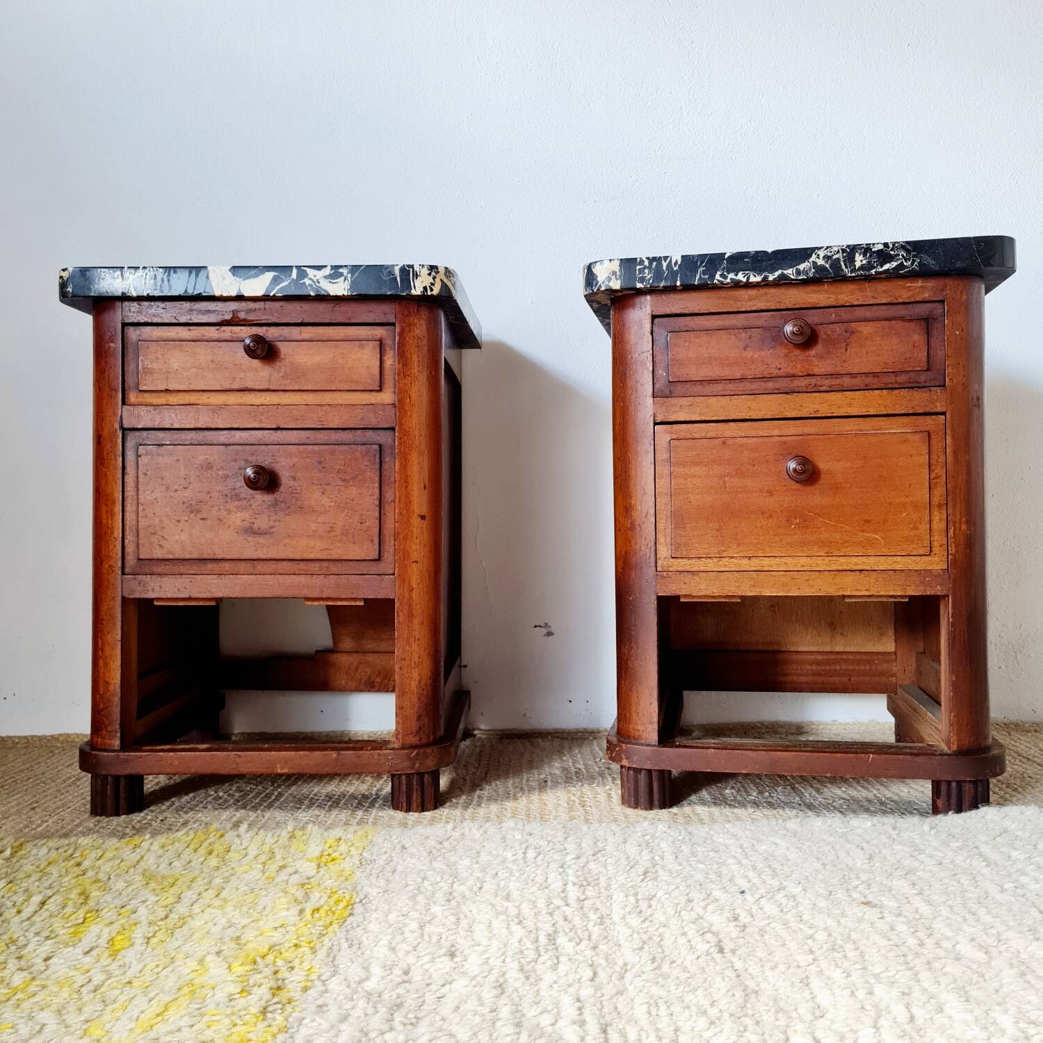 Paire de chevets Art déco en bois et marbre noir