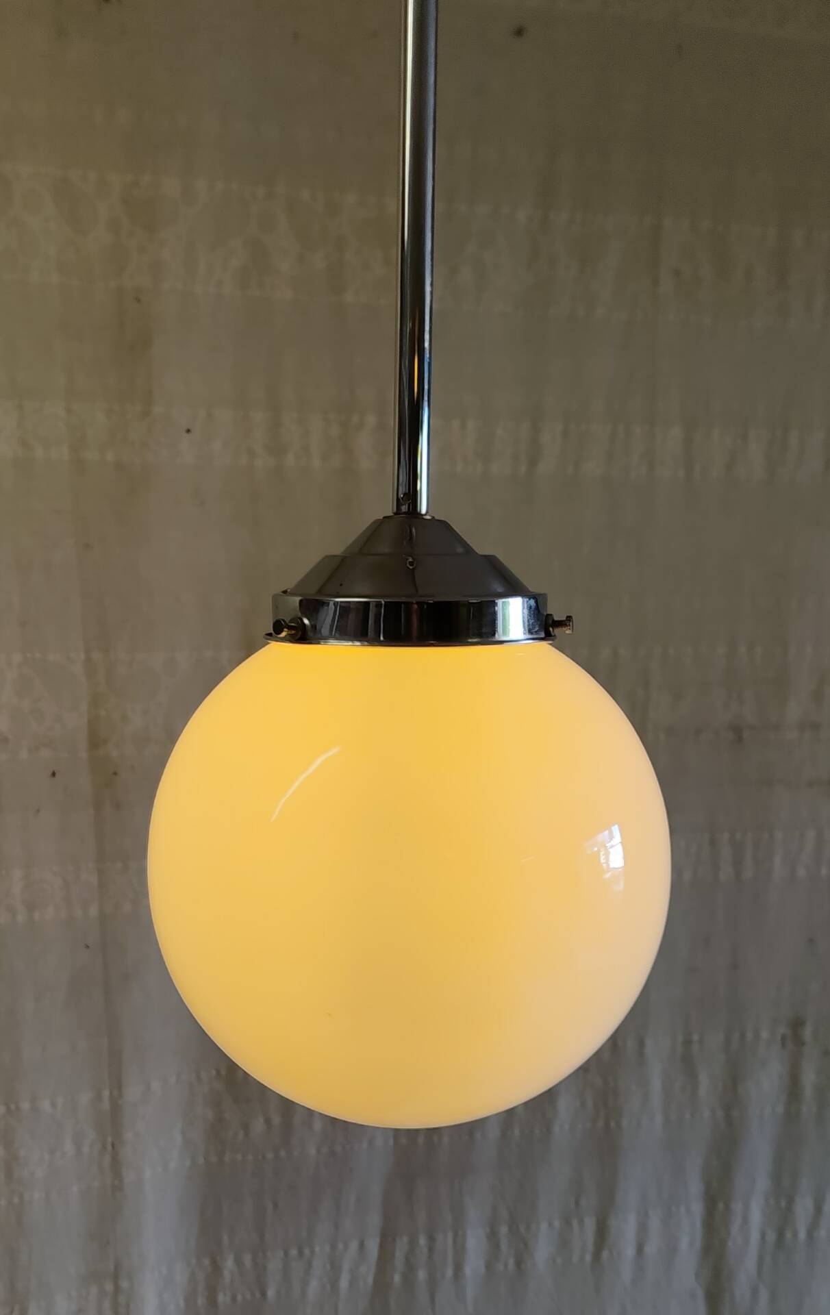 Suspension Art-déco globe opaline - mid. XXeme