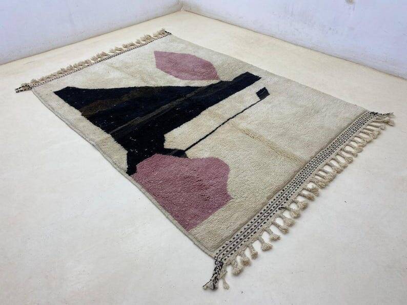 Handmade traditional Atlas Moroccan rug size 1.5/2.5 m