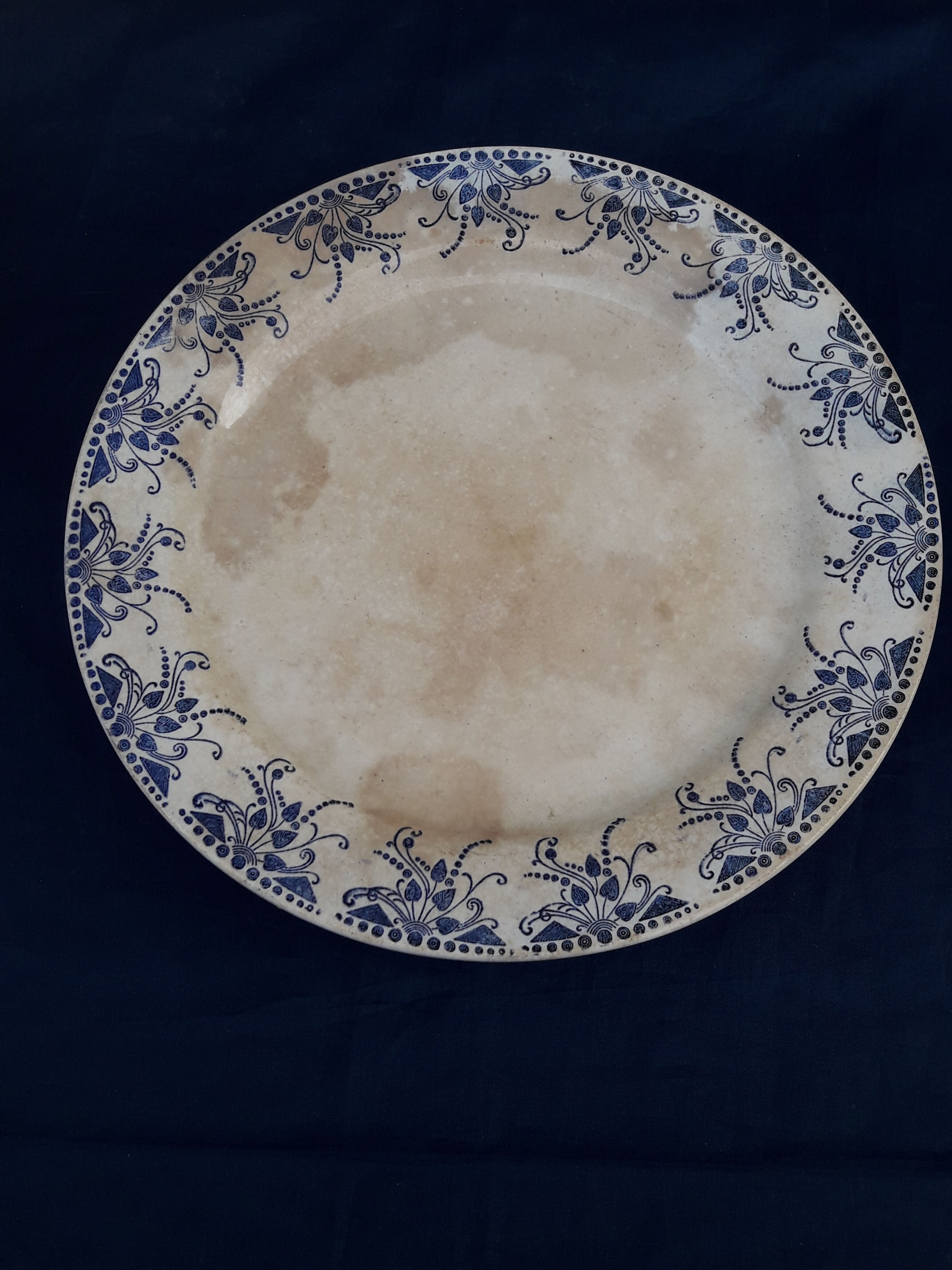 Dish on pedestal In Faïence Creil Montereau HBCM model tolga diam 22 cm